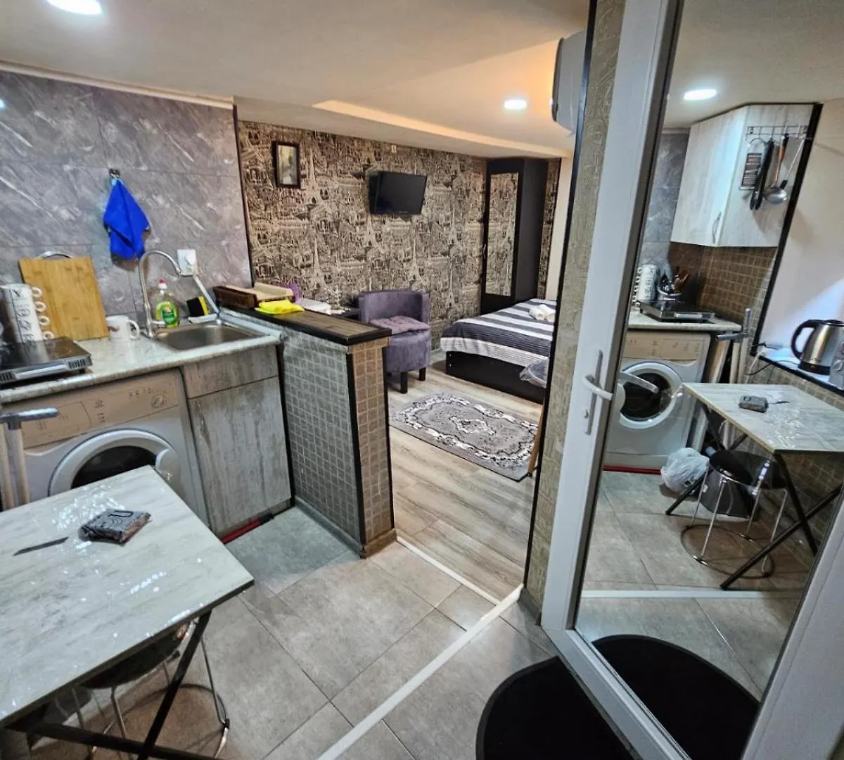 Επικοινωνία με το Different House